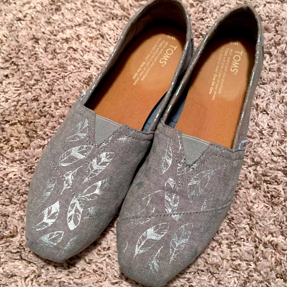 Grey Tom’s with Feather Print. Size 9.